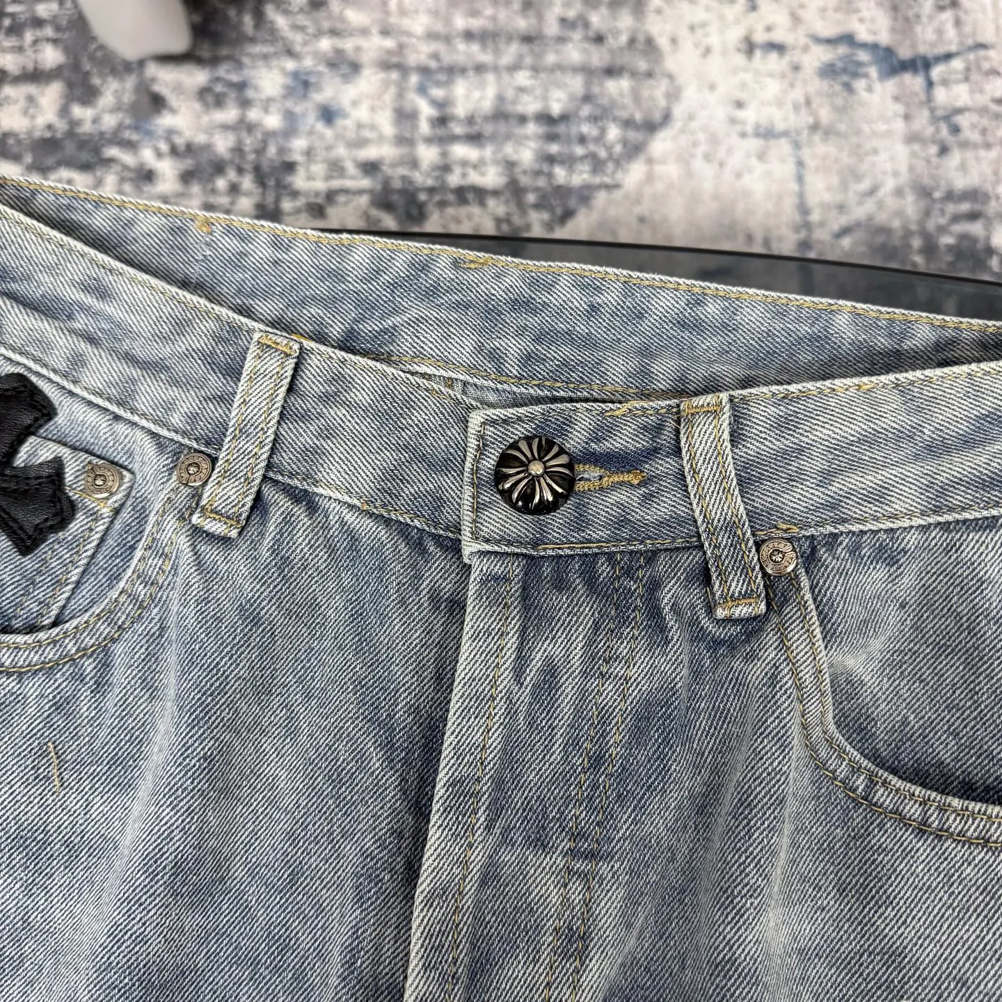 P280 Chrome Heart ｜Chrome Heart CH Heavy Industry Horsehair Spliced Flared Leather Jeans- 7*7 tannin 13.5 ammonia blue cow fabric, spliced with different colors of distressed denim, complete set of denim washing processes such as stone grinding, desizing, malaysian, hand rubbing, hanging grinding, fermentation washing, full spray, cat suede, etc. The genuine leather cross is made of natural horse hair and first-layer sheepskin. Because of the natural color of horse hair, different parts of the fur have different shades, and each pair is different, which is different from the imitation leather on the market. Each pair is the same; because the trousers are custom-made cross genuine leather trousers, they need to be disassembled many times, which is troublesome to sew and the shipment is very slow. Color: Spliced blue Size: 28 30 32 34 36